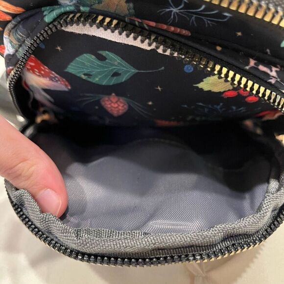 Mushroom Foliage All Over Print Chest Sling Bag Travel Shoulder Daypack Unisex - Picture 6 of 8